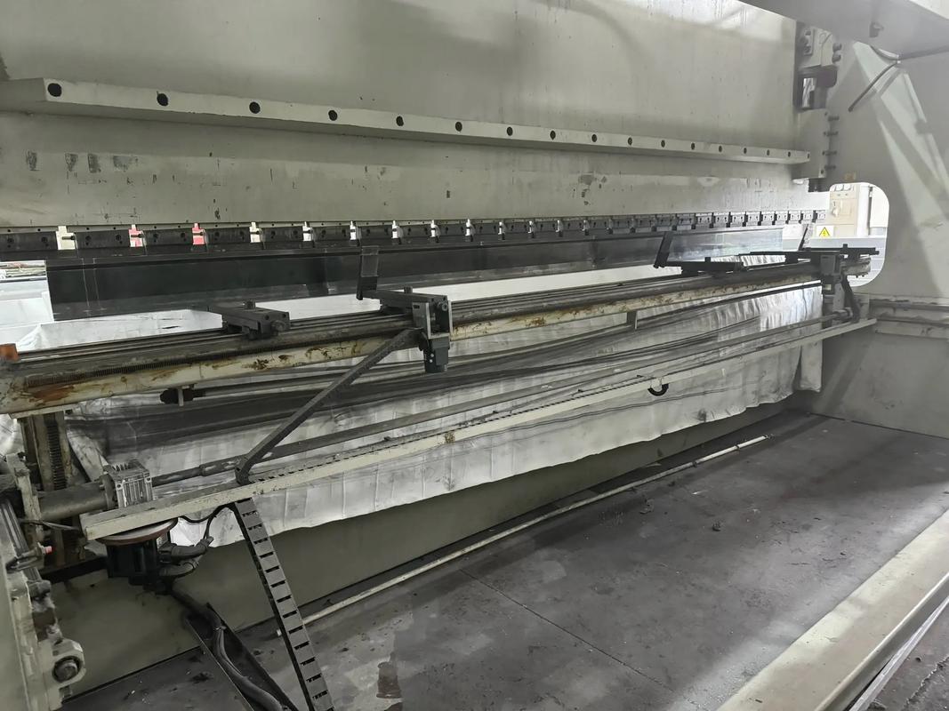 鋁單板與木質家具制造設備升級 6米與4米固肯數控折彎機、雕刻機及剪板機應用解析